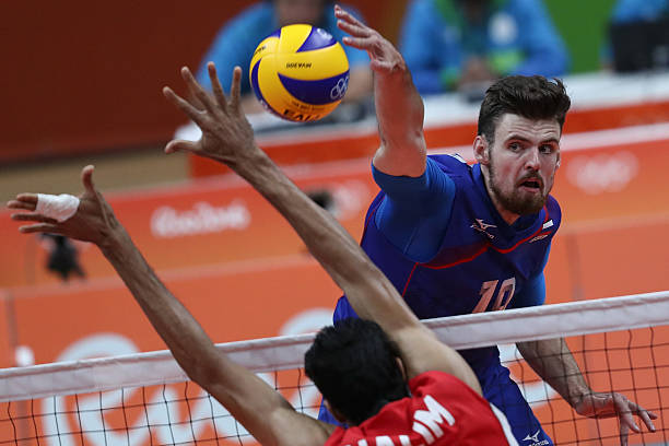 實(shí)戰(zhàn)演示：排球裁判手勢(shì)的正確使用方法