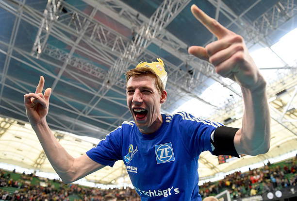 排球后排位置名稱及職責(zé)：自由人、后排主攻、后排副攻