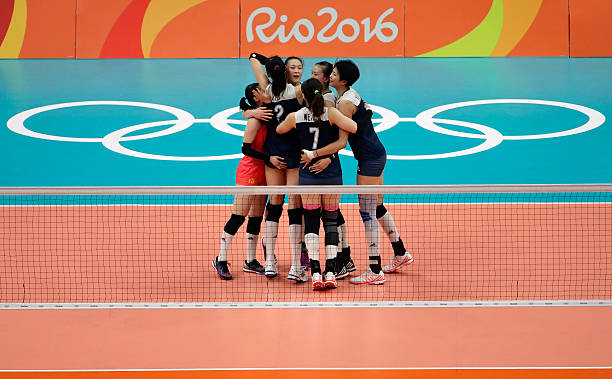 運動之美：女生打排球的動態(tài)攝影作品