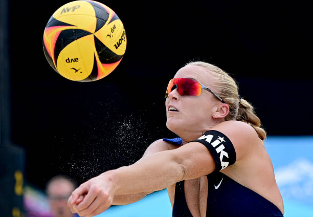 強(qiáng)調(diào)安全性和正確姿勢(shì)，具有警示和教學(xué)意義