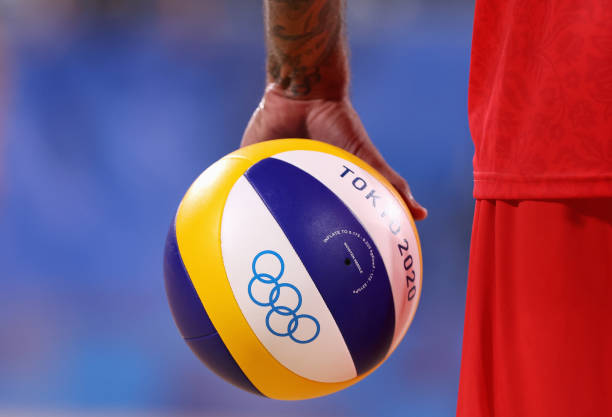 發(fā)球觸網(wǎng)后落在對(duì)方場區(qū)是否算得分？