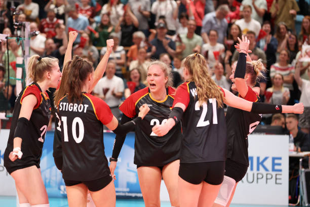 如何根據(jù)標(biāo)準(zhǔn)尺寸布置室內(nèi)氣排球場地