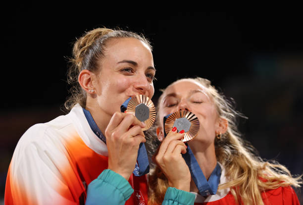 觀看排球經(jīng)典教學視頻(完整版)，輕松學會排球核心技巧