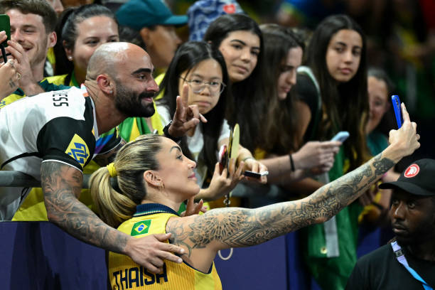 女生排球發(fā)球姿勢與發(fā)力要點解析