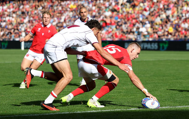 深夜兩點，我和朋友還在爭論哪個球隊會奪冠