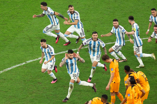 卡西利亞斯手捧金杯現(xiàn)身開(kāi)幕式，世界杯傳奇時(shí)刻再現(xiàn)